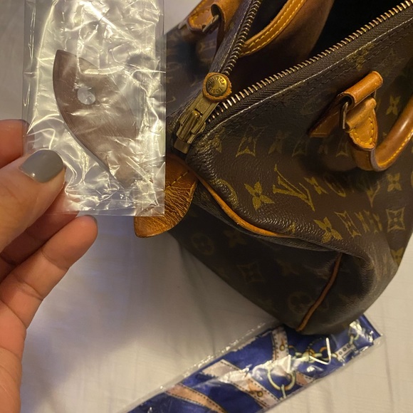 Louis Vuitton Speedy 30 in Monogram - Picture 5 of 10